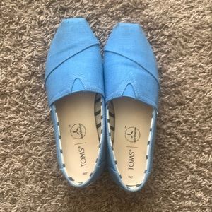 Size 7 turquoise toms